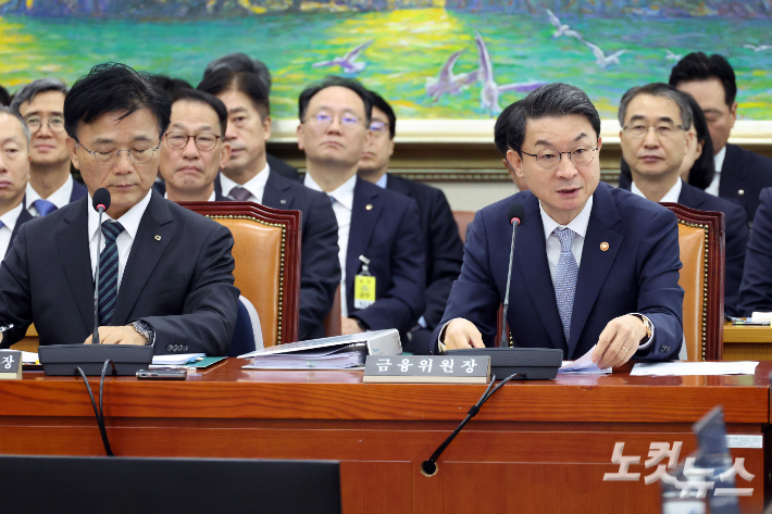 이억원 금융위원장이 20일 서울 여의도 국회 정무위원회에서 열린 금융위원회·한국산업은행·중소기업은행에 대한 국정감사에서 의원 질의에 답변을 하고 있다. 윤창원 기자