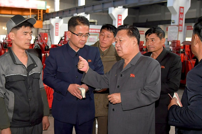 최룡해 북한 최고인민회의 상임위원회 위원장이 평안남도의 탄광, 농장 등 여러부문 사업을 현지에서 지도했다고 조선중앙통신이 26일 보도했다. 연합뉴스