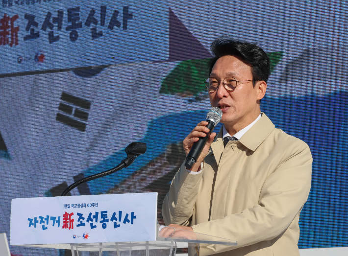 김민석 국무총리가 27일 서울 영등포구 여의도 한강공원 물빛무대에서 열린 자전거 신(新)조선통신사 행사에서 축사하고 있다. 연합뉴스