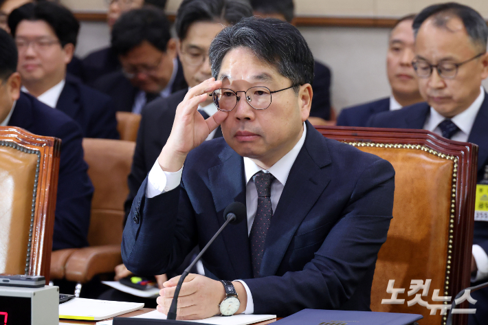 27일 서울 여의도 국회에서 열린 법제사법위원회의 대검찰청 국정감사에서 노만석 검찰총장 직무대행이 안경을 만지고 있다. 윤창원 기자