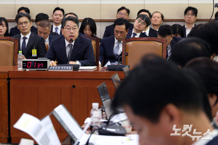 27일 서울 여의도 국회에서 열린 법제사법위원회의 대검찰청 국정감사에서 노만석 검찰총장 직무대행이 의원 질의에 답변을 하고 있다. 윤창원 기자