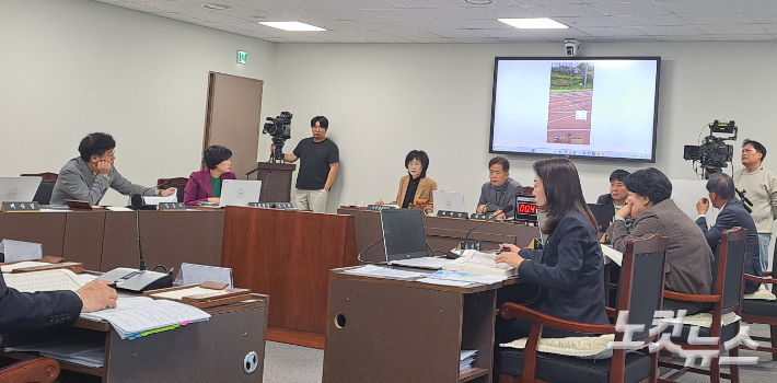 27일 열린 2025년 기획행정위원회 행정사무감사에서 더불어민주당 이선영 의원은 "춘천시 송암스포츠타운 주경기장의 육상 트랙의 바닥이 갈라지고 표면이 들떠 경기 자체가 불가능한 수준"이라고 지적했다. 진유정 기자