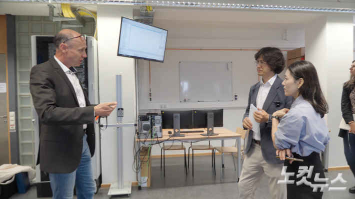 전남CBS 취재팀이 드레스덴 응용과학대학 연구실에 대한 설명을 듣고 있다. 전남CBS
