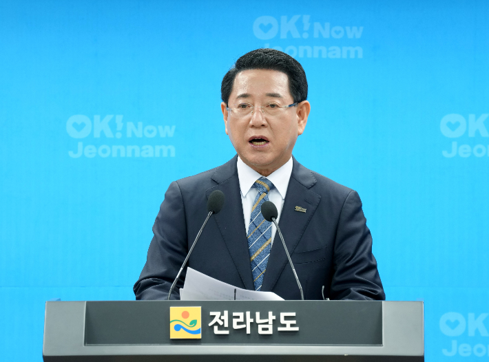 김영록 전라남도지사가 27일 도청 브리핑룸에서 금융지원, 유통혁신 등 전복 산업 위기 극복 5대 시책을 발표하고 있다. 전라남도 제공 