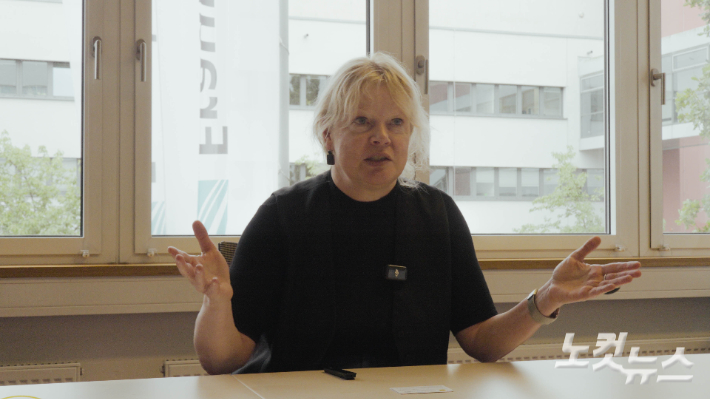 베아트리스 벤유스(Beatrice Bendjus) 프라운호퍼 연구소 공학박사가 일자리 연계 시스템에 대해 설명하고 있다. 전남CBS