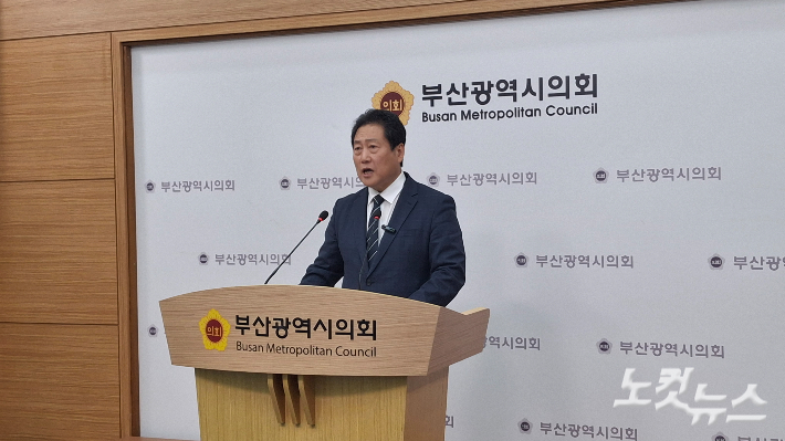 더불어민주당 부산시당위원장 선거에 컷오픈된 유동철 후보가 27일 긴급기자회견을 열고 있다. 강민정 기자