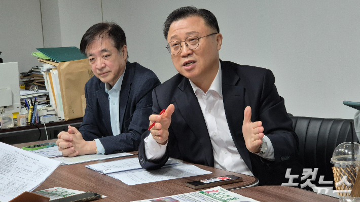 27일 오전 서문시장 4지구 대체상가 사무실에서 서문시장 시장정비사업 조합장 후보 남희철 씨가 기자회견을 열었다. 곽재화 기자 