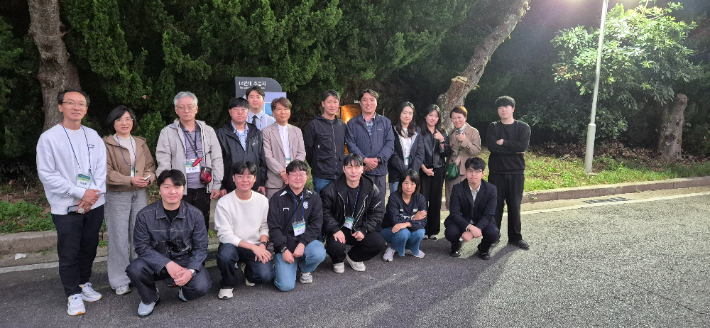 기자협회 회원들이 여수 14연대 주둔지 앞에서 단체촬영했다. 광주전남기자협회 제공