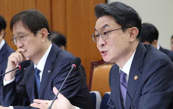 이억원 금융위원장이 27일 서울 여의도 국회에서 열린 정무위원회의 종합감사에서 위원 질의에 답하고 있다. 연합뉴스