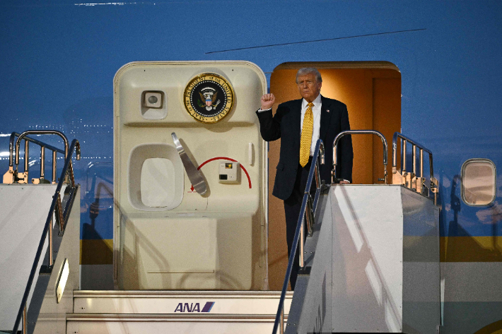 도널드 트럼프 미국 대통령이 27일 일본 도쿄 하네다공항에 도착해 인사하고 있다. 연합뉴스