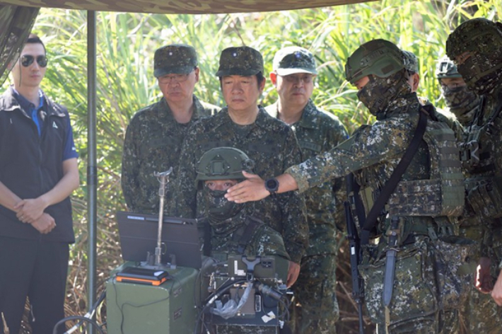 미국은 지난 7월 라이칭더 대만 총통의 미국 경유방문을 이례적으로 허용하지 않았다. 대만 총통의 미국 경유방문은 1994년 리덩후이 (李登輝) 총통이 하와이를 거쳐 중미 수교국을 방문한 이래 관례처럼 이뤄져왔다. 사진은 지난 7월 15일 대만 방어를 위한 한광(漢光)훈련을 시찰 중인 라이칭더 대만 총통. 대만 총통부 홈페이지