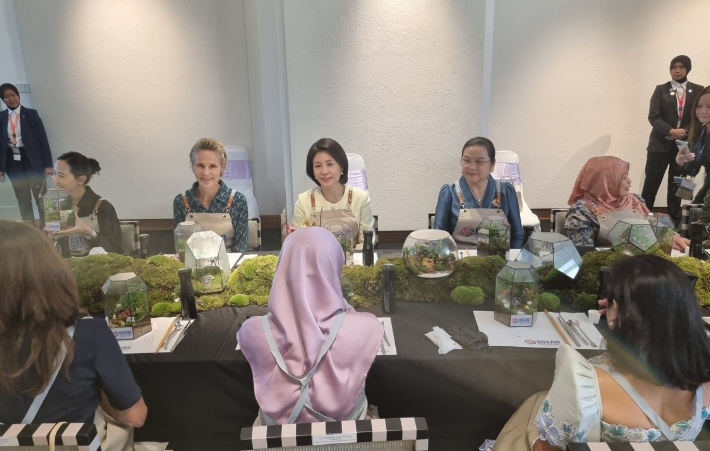 김혜경 여사가 27일 말레이시아의 역사·문화 유적지인 스리 느가라에서 열린 아세안 정상회의 배우자 행사에 참석하고 있다. 연합뉴스