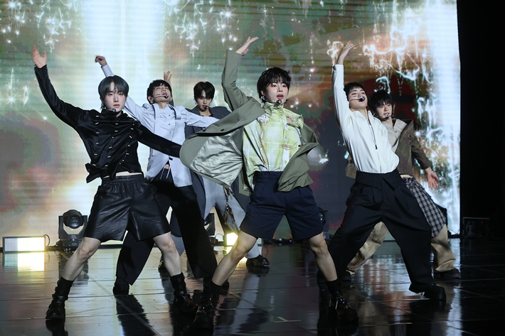 템페스트가 쇼케이스에서 새 타이틀곡 '인 더 다크' 무대를 하는 모습. 연합뉴스