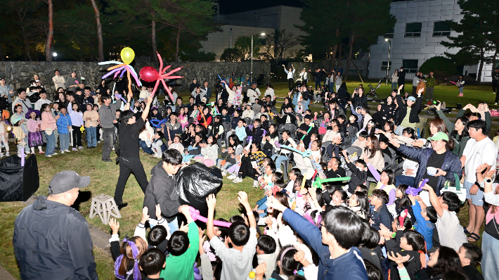 한울본부가 개최한 제2회 상고문화제 가을(秋)편에 많은 인파가 몰려 축제를 즐기고 있다. 한울본부 제공