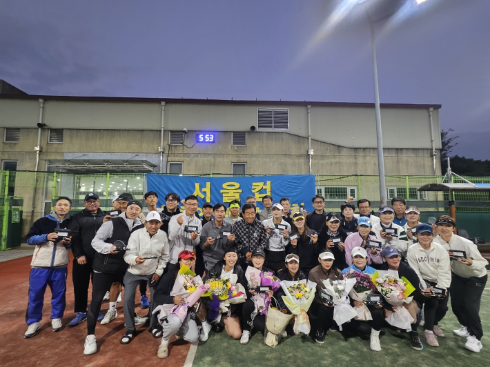 2025 서울컵 동호인 테니스대회에서 입상자 및 관계자들이 기념 촬영한 모습. 한국테니스진흥협회