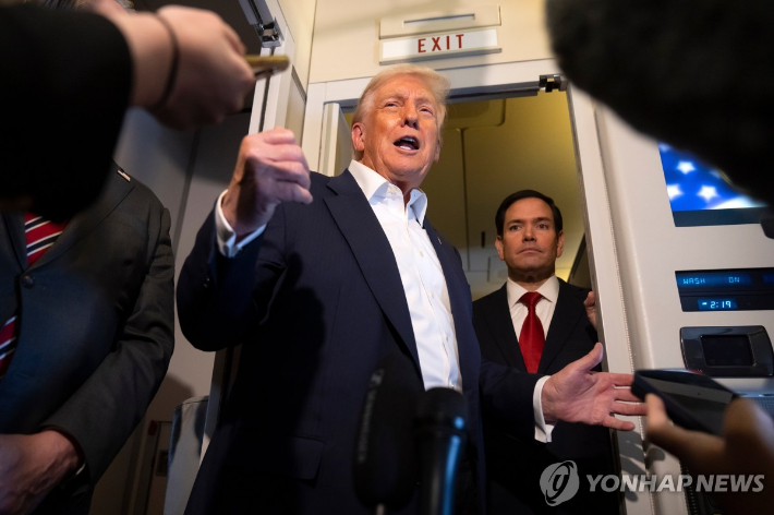 27일 말레이시아 쿠알라룸푸르에서 일본 도쿄로 향하는 전용기 에어포스원 기내에서 기자들에게 발언하는 도널드 트럼프 미국 대통령.[AP=연합뉴스. 재판매 및 DB 금지] 연합뉴스