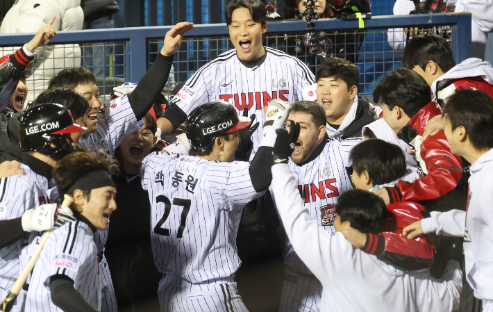 27일 서울 잠실야구장에서 열린 2025 프로야구 한국 시리즈 한화 이글스 대 LG 트윈스 2차전. 3회말 2사 1루 상황에서 LG 박동원이 2점 홈런을 치고 동료들과 환호하고 있다. 연합뉴스