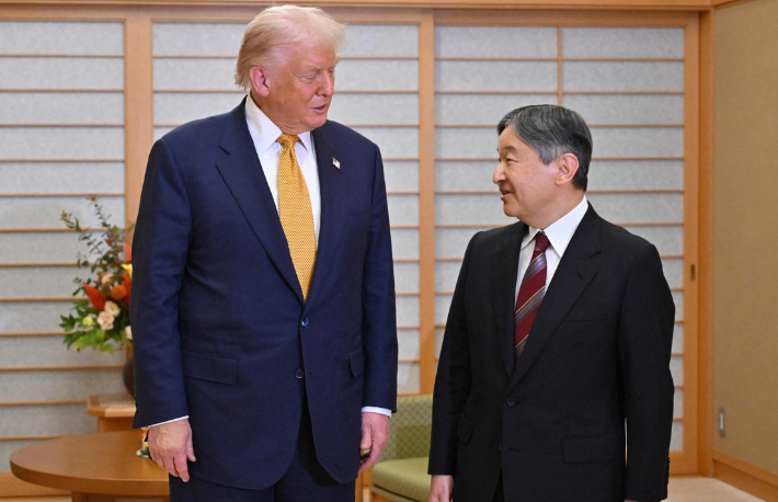 도널드 트럼프 미국 대통령과 나루히토 일왕이 27일 일왕 거처인 고쿄에서 만나 대화하고 있다. 연합뉴스