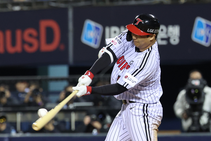 27일 서울 잠실야구장에서 열린 2025 프로야구 한국 시리즈 한화 이글스 대 LG 트윈스 2차전. 4회말 2사 만루 LG 문보경이 3타점 2루타를 치고 있다. 연합뉴스