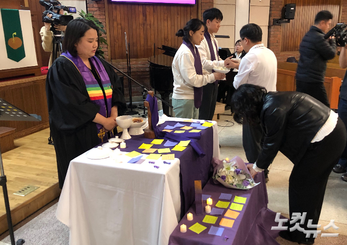 '10·29 이태원 참사 3주기, 기억과 추모의 그리스도인 예배'에서 성찬예식이 진행되고 있다. 장세인 기자