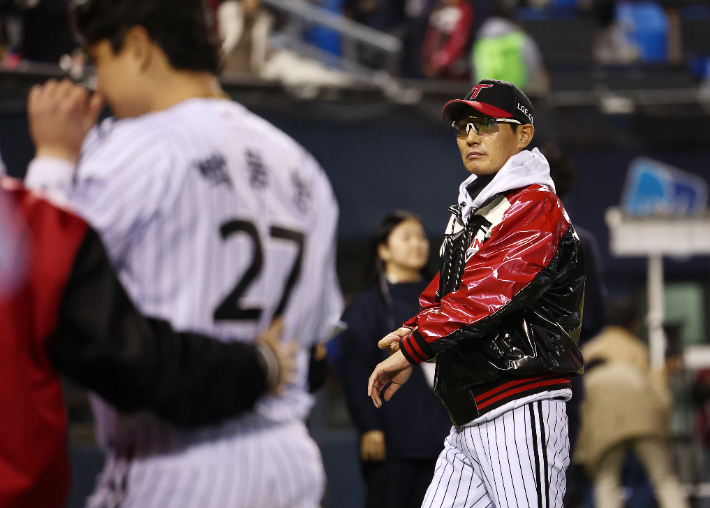 27일 서울 잠실야구장에서 열린 2025 프로야구 한국 시리즈 한화 이글스 대 LG 트윈스 2차전. 13 대 5 LG의 승리로 경기가 끝난 후 염경엽 감독이 더그아웃으로 향하고 있다. 연합뉴스