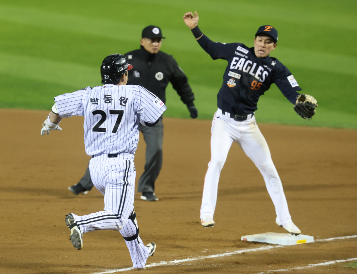 27일 서울 잠실야구장에서 열린 2025 프로야구 한국 시리즈 한화 이글스 대 LG 트윈스 2차전. LG 박동원이 7회말 무사 2루 상황에서 희생번트를 치고 1루로 달리고 있다. 한화 수비 실책으로 타자 주자 박동원 세이프, 2루 주자 오지환은 홈인. 연합뉴스