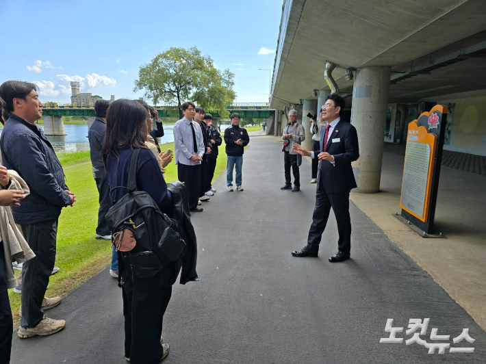 노관규 순천시장(오른쪽)이 기자협회 회원들과 만나 발언하고 있다. 고영호 기자 