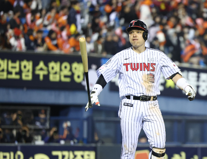 27일 서울 잠실야구장에서 열린 2025 프로야구 한국시리즈 한화 이글스 대 LG 트윈스 2차전. 3회 말 2사 1루 때 LG 박동원이 2점 홈런을 친 후 배트 플립을 하고 있다. 연합뉴스