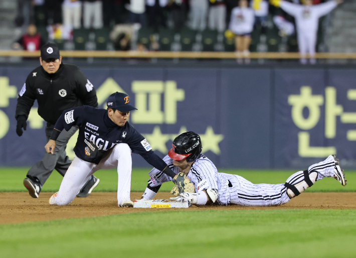 27일 서울 잠실야구장에서 열린 2025 프로야구 한국 시리즈 한화 이글스 대 LG 트윈스 2차전. 2회말 만루 LG 박동원이 2타점 적시타를 친 뒤 2루에 세이프되고 있다. 연합뉴스