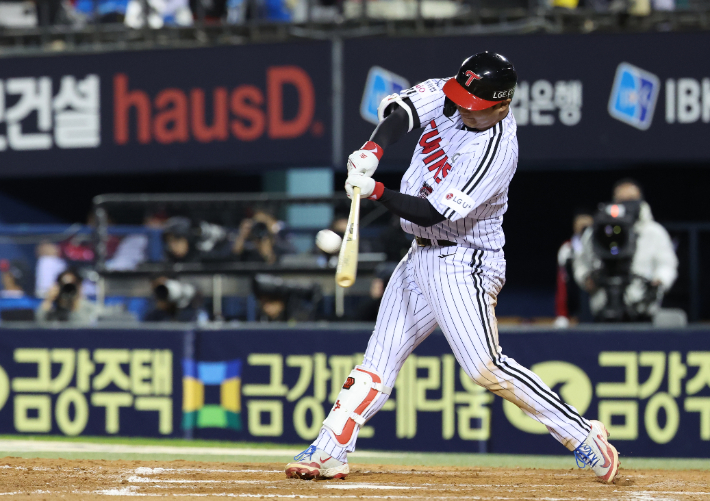 27일 서울 잠실야구장에서 열린 2025 프로야구 한국시리즈 한화 이글스 대 LG 트윈스 2차전. 8회말 2사 1루 LG 문보경이 2점 홈런을 치고 있다. 연합뉴스
