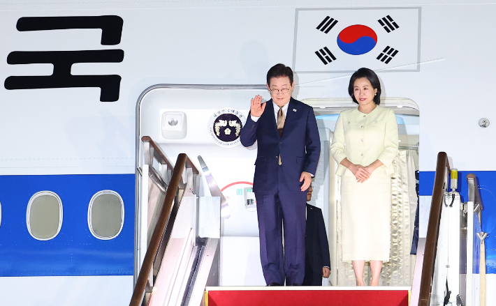 한-아세안 정상회의를 마친 이재명 대통령과 부인 김혜경 여사가 27일 경기 성남 서울공항에 도착해 공군1호기에서 인사하고 있다. 연합뉴스