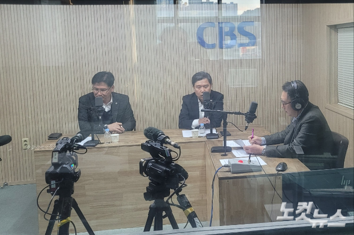왼쪽부터 유상용 충북도의원, 이상식 충북도의원, 김종현 앵커. 충북CBS