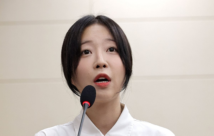 유튜버 쯔양(본명 박정원)이 2025년도 국정감사에서 의원 질의에 답변하고 있다. 연합뉴스