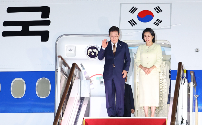 한-아세안 정상회의를 마친 이재명 대통령과 부인 김혜경 여사가 27일 경기 성남 서울공항에 도착해 공군1호기에서 인사하고 있다. 연합뉴스