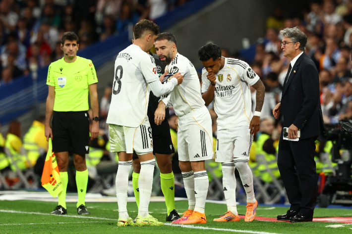 주장 완장을 이어 받고 있는 다니 카르바할. 연합뉴스