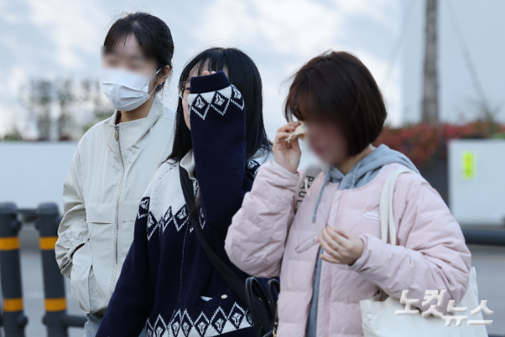 두꺼운 옷을 입은 시민들이 발걸음을 재촉하고 있다. 류영주 기자