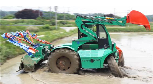 농촌진흥청의 종합검정을 통과한 뒤 실제 판매 단계에서 굴삭장치가 부착돼 불법 개조된 트랙터. 이원택 의원실 제공