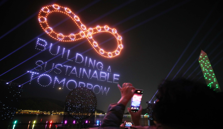 아시아태평양경제협력체(APEC) 정상회의 개최를 기념하는 멀티미디어쇼가 27일 오후 경북 경주시 보문호 수상 공연장에서 열리고 있다. 연합뉴스