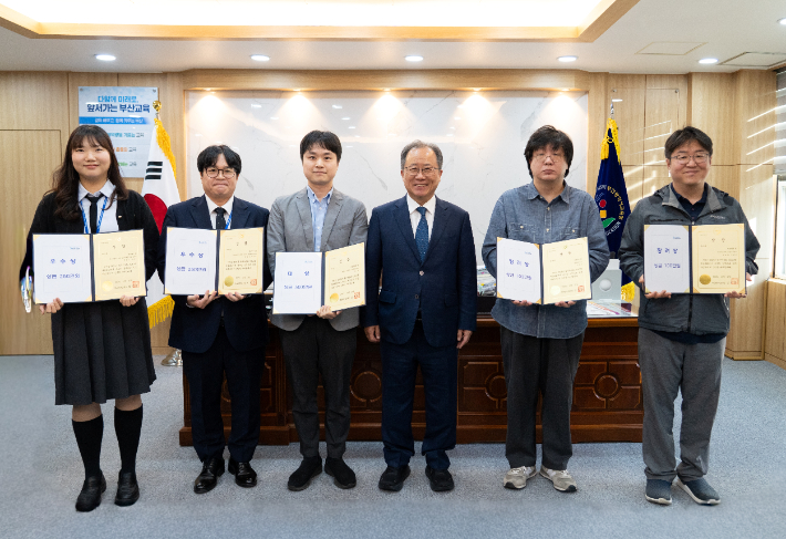 왼쪽부터 박경령 주무관, 홍민기 주무관, 권보성 교사, 김석준 교육감, 신욱재 주무관, 임병율 교사. 부산시교육청 제공