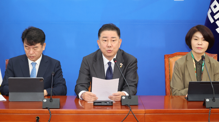 더불어민주당 김병기 원내대표가 28일 서울 여의도 국회에서 열린 국정감사 대책회의에서 발언하고 있다. 연합뉴스
