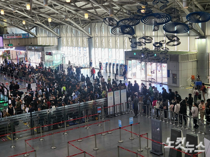 2025 아시아태평양경제협력체(APEC) 정상회의를 앞두고 28일 김해공항 항공보안등급이 '경계'로 상향된 가운데, 보안검색 강화로 출국장에 혼잡이 빚어지고 있다. 정혜린 기자