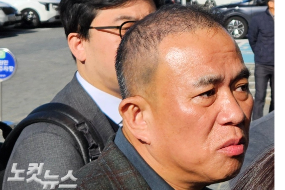 28일 경남도청 앞 명태균. 이형탁 기자