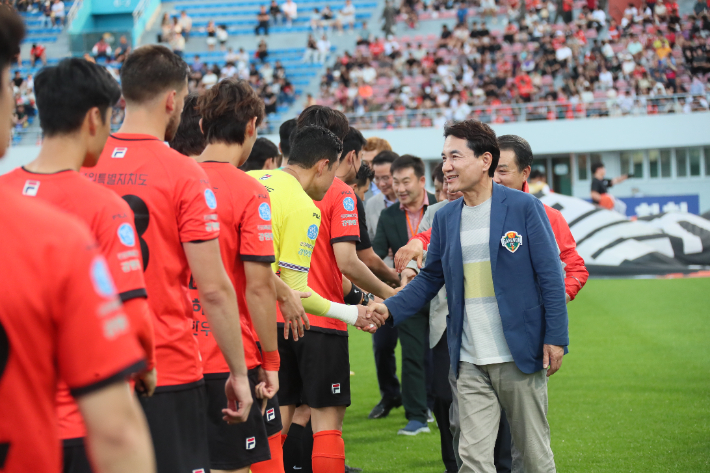 강원FC 선수들을 격려하고 있는 구단주 김진태 강원도지사. 강원도 제공 
