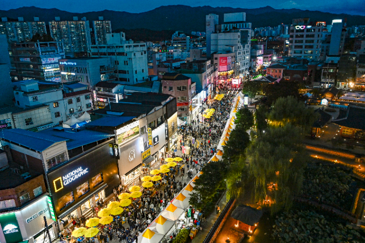 2025 원주만두축제장 야간 전경. 원주시 제공 