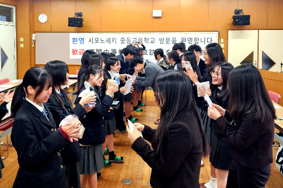 경남 고등학생 국제교육교류단이 28일 일본 시노모세키 중등교육학교에서 기념품을 교환하고 있다. 경남교육청 제공