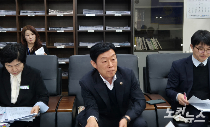 28일 대구교육청 김충하(가운데) 정책지원국장이 내년도 예산 편성 기조를 설명하고 있다. 김세훈 기자