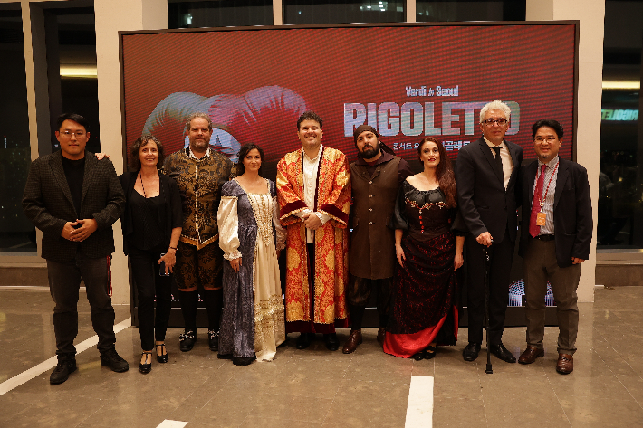 이탈리아 유레지오 클라시카 초청 콘서트 오페라 '리골레토' 출연진과 김세광 CBS 공연기획센터장(맨 오른쪽)이 기념촬영을 하고 있다.  CBS 공연기획센터 제공