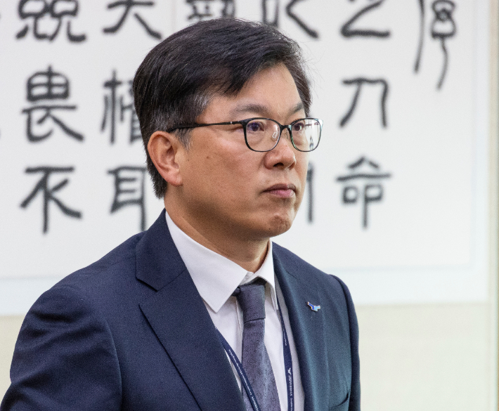 이재승 공직자비리범죄수사처 차장이 20일 국회 법사위에서 열린 2025년도 서울고법과 수원고법, 서울중앙지법 등 수도권, 강원 지역 법원에 대한 국정감사에 증인으로 출석해 인사하고 있다. 연합뉴스