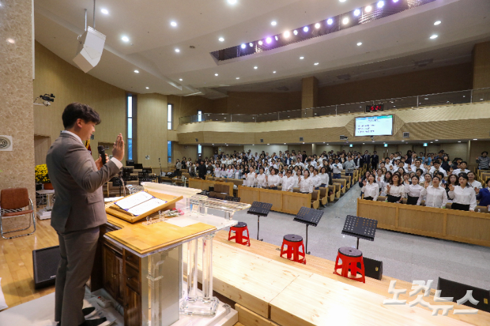 참석자들이 CE 강령과 3대 결의를 함께 외치며 사명을 다짐하는 모습. 최화랑 기자