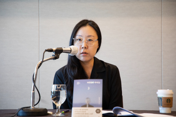 28일 서울 중구 프레스센터에서에서 열린 제15회 혼불문학상 수상작 '4인칭의 아이들' 출간 기자간담회에서 김아나 작가가 작품에 담긴 의미를 설명하고 있다. 다산책방 제공
